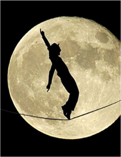 Pierrot la lune, sur son fil, devant la lune