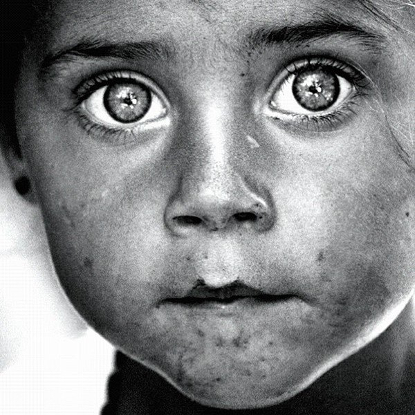 Enfant regard très intense