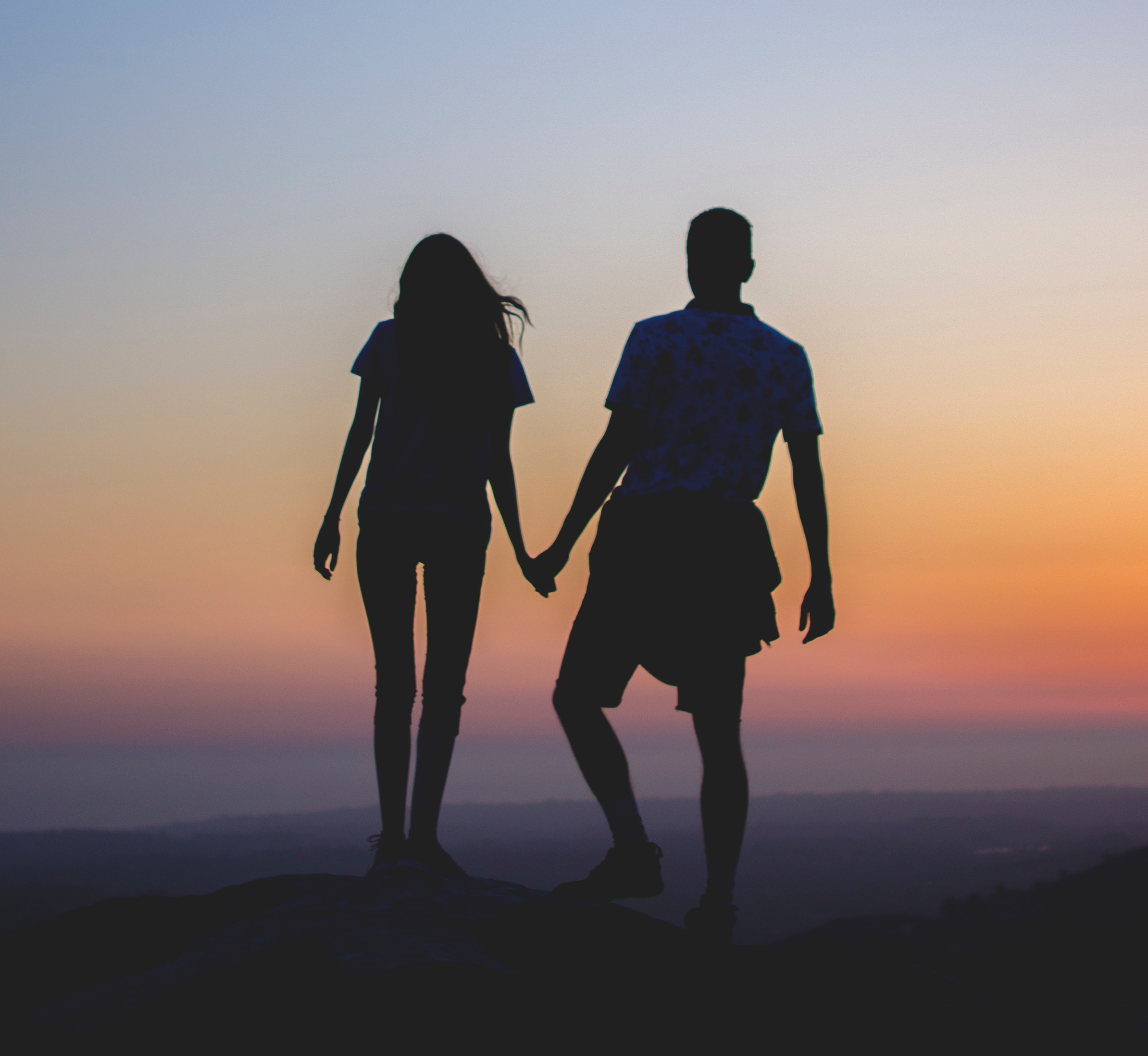 Couple soleil couchant, silhouettes Couple soleil couchant