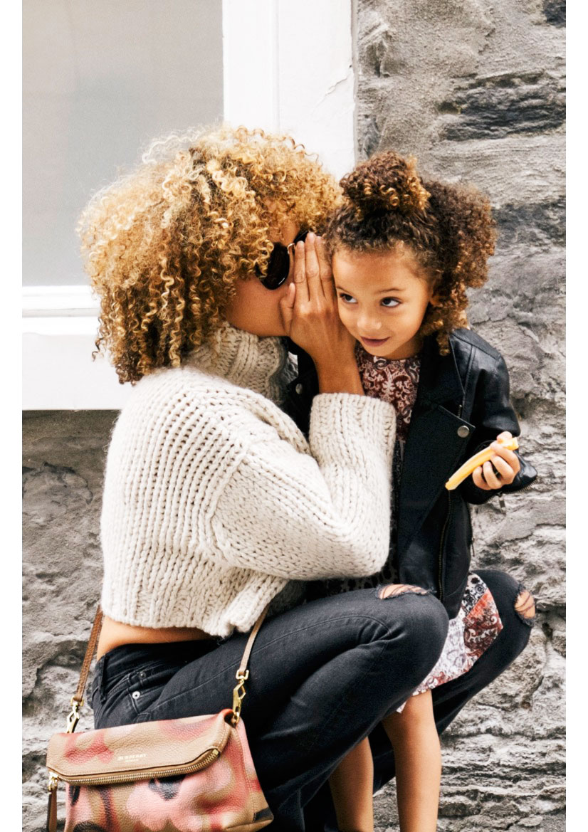 Femme parle à oreille de fille